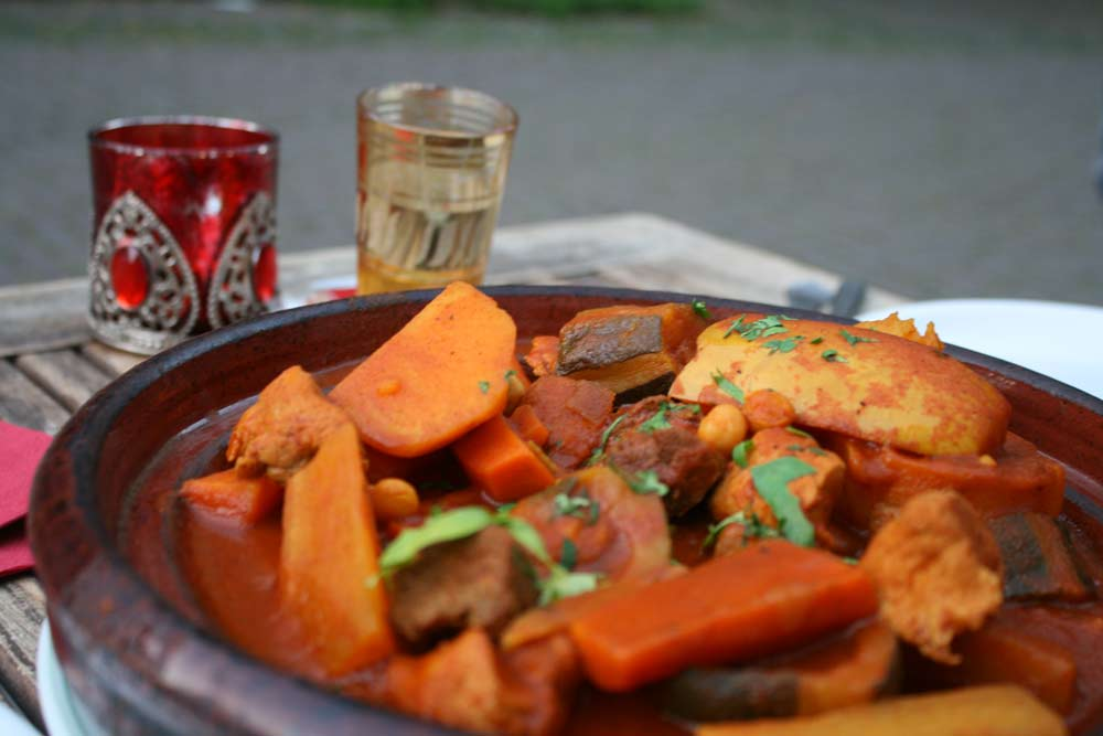 Traditionelle arabische Mezze auf einem Holztisch